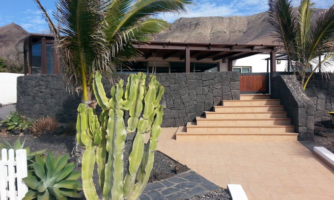 Urbanizacion Famara Villa | Villa moderna y espaciosa en Famara con piscina privada y excelentes vistas al mar.
