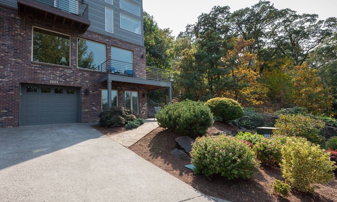Hood River Casa | Great spot for a group gathering, 4 bed/3 bath, sleeps 8, hot tub