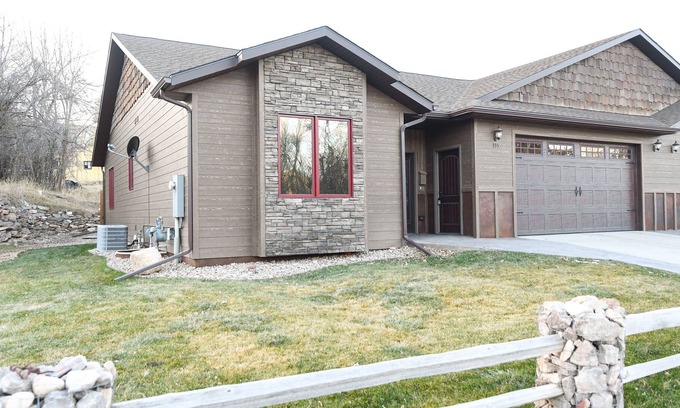 Spearfish Cabina | Great TwinHome w/ Full Game Room Large Open Kitchen & Close to Spearfish Park