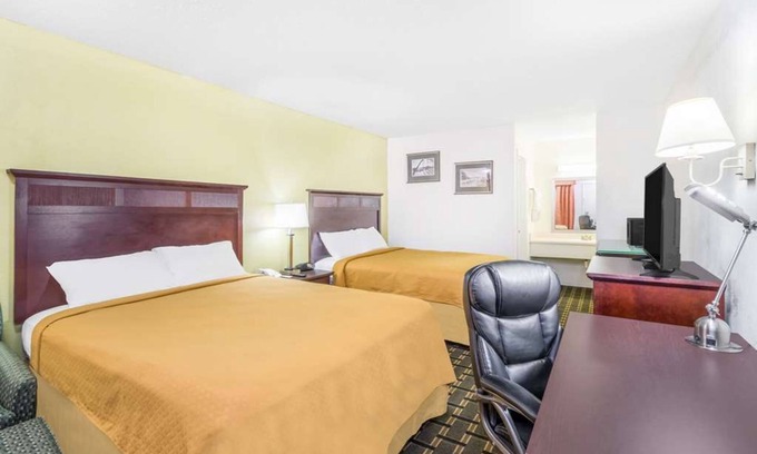 Lookout Valley Neighborhood Association Hotel | Great Value Stay! 3 Units with Pool Access and Free Parking! Pets Allowed
