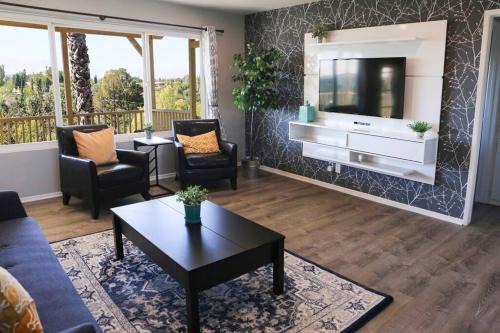 Thousand Oaks Casa | GREAT VIEWS - Over the Oaks - Stylish - Whole Home