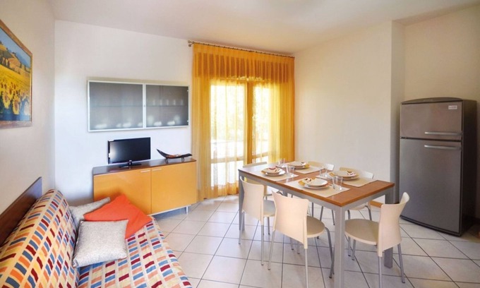 Bibione Apartamento | Gran pueblo renovado con piscina.