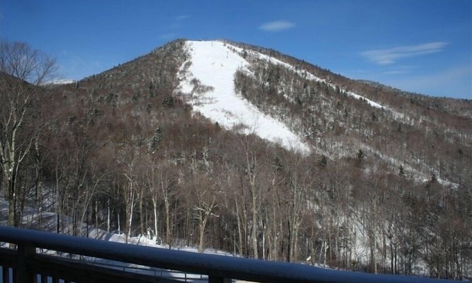 Central Vermont- Killington Condominio | GRAN VISTA-ESQUÍ EN BLANCO A PIE DE SKI DESCONECTADO EN 2 RUTAS - ¡TINA CALIENTE Y SAUNA INCLUIDAS!