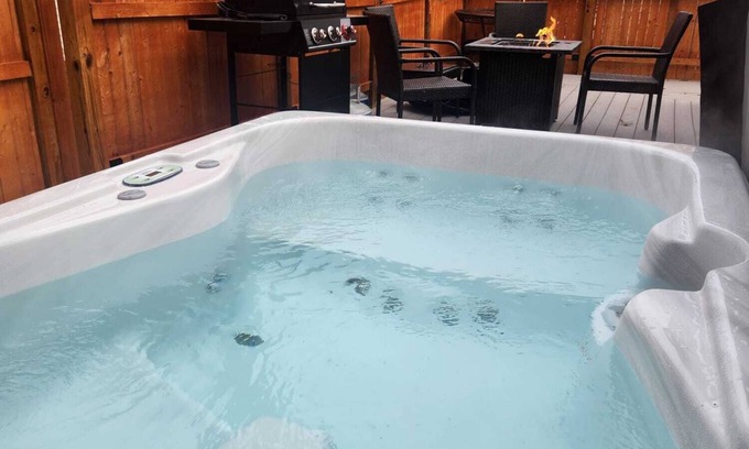East Sandwich Cabaña | Green Anchor Cottage - private hot tub getaway!