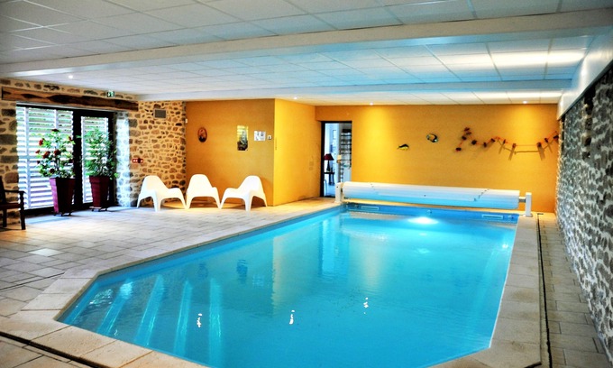 Saint-Priest-la-Feuille Casa | Gran albergue con piscina cubierta durante todo el año, ideal para familias y amigos.