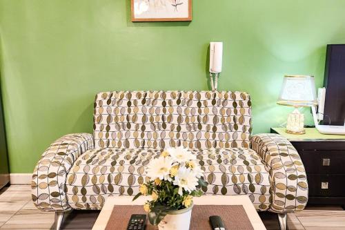 Downtown Apartamento | Green City View Apt in Gramercy Unit 3502 Makati w Netflix