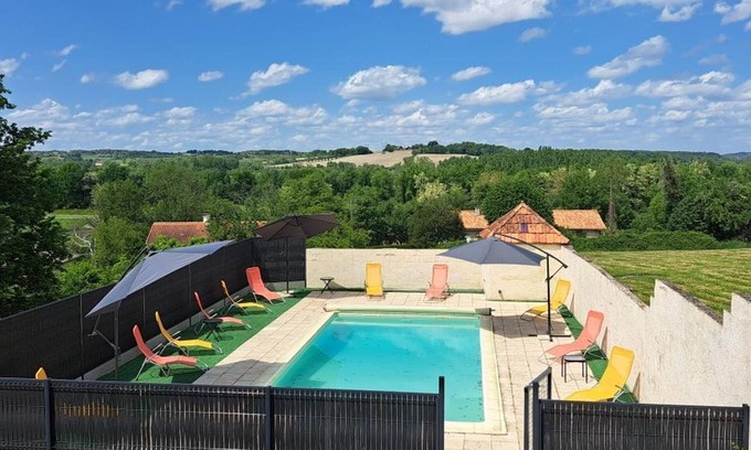 Saint-Meard-de-Drone Cabaña | Casa rural verde en Saint-Méard-de-Drône con terraza y piscina compartida