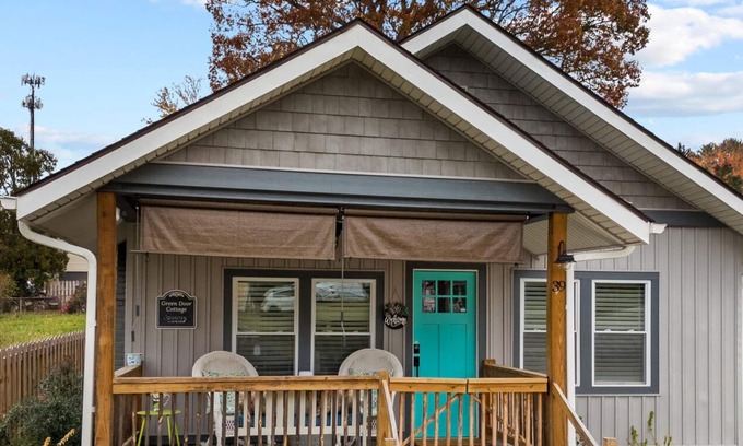 Oakley Casa | Green Door Cottage Charming Mid-Term Near Downtown Asheville
