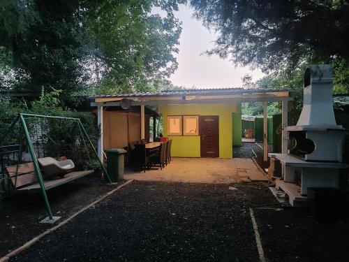 Sremska Kamenica Casa | Green house