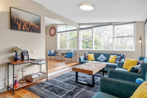 Wentworth Falls Casa | Green Leaf Retreat - PETS ALLOWED - FREE PARKING - FAMILY FRIENDLY - CLOSE TO KATOOMBA AND ALL MOUNTAIN ATTRACTIONS!