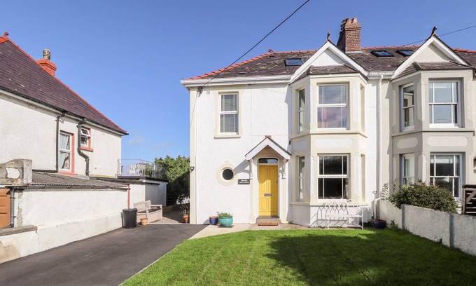Newport Cabaña | GREEN MEADOWS, pet friendly, with open fire in Newport, Pembrokeshire