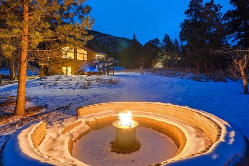 Cascade-Chipita Park Casa | Green Mt Getaway Hot Tub Game Room & Fire Pit