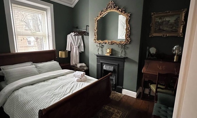 Phibsborough Cabina | Green room - at The Royal Lodge Dublin