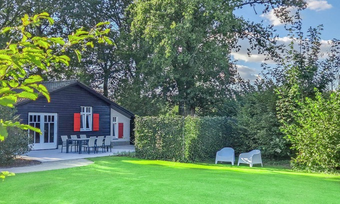 Rijsbergen Casa | Green-surrounded luxury home with hot tub