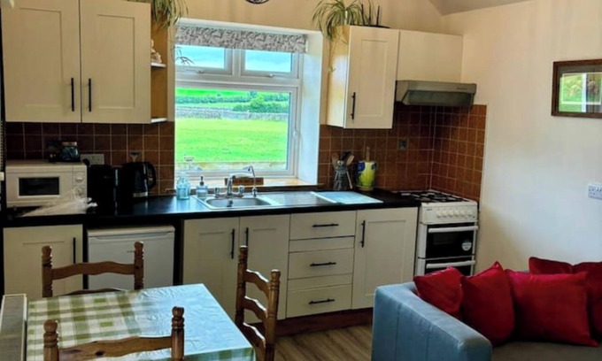 Inishmacatreer Cabaña | Greenacres Mews A charming,quaint Cottage