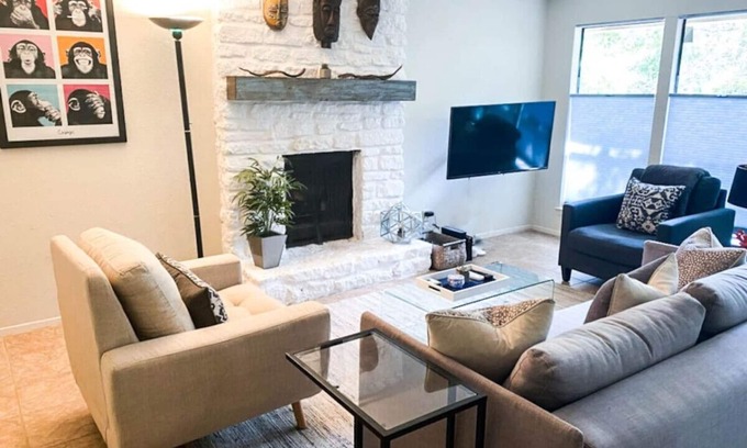 Barton Hills Casa | Greenbelt Access & Views, Close to DT