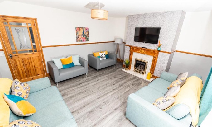 Gateshead Casa | Greenbourne - 4 bedrooms Sleeps 8 free parking