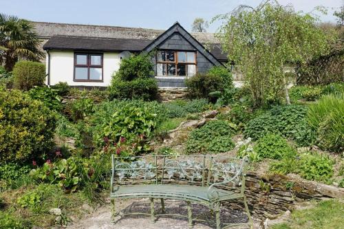 Bugford Casa | Greenswood Cottage - Cosy cottage, rural location, beautiful landscaped gardens with pond and lake