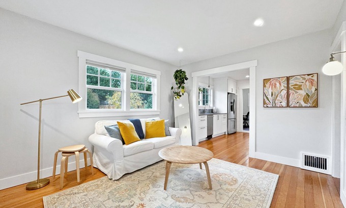 Greenwood Casa | Greenwood Cottage | King Bed | Office | Fenced Yard