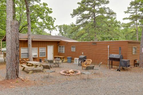 Greers Ferry Casa | Greers Ferry Lake Escape Cabin with Pool Access