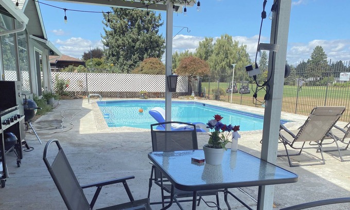 Gresham Casa | Gresham Golf Course - Ranch Style With Swimming Pool