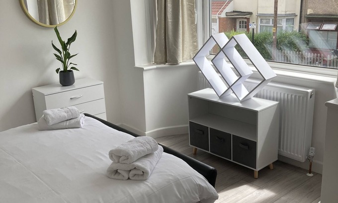 Custom House Casa | Gresham Home - Best Location and Easy Access to Excel Centre London