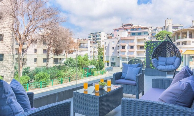 Duhur ash Shuwayr Apartamento | Grey 103 2-Bedroom Apartment W/Terrace in Awkar