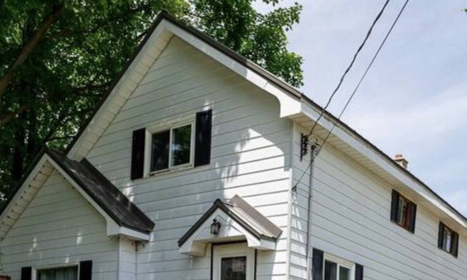 Chatsworth Otro | Grey County Farmhouse Short-term Room Stay