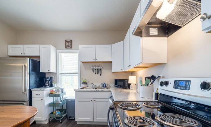 Broadway Apartamento | Grey Gables: Bright, Comfy, Dog Friendly: 2 BR/1BA