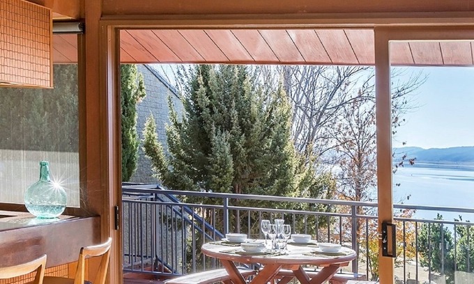 Jindabyne Apartamento | Canguro gris en la orilla del lago Jindabyne