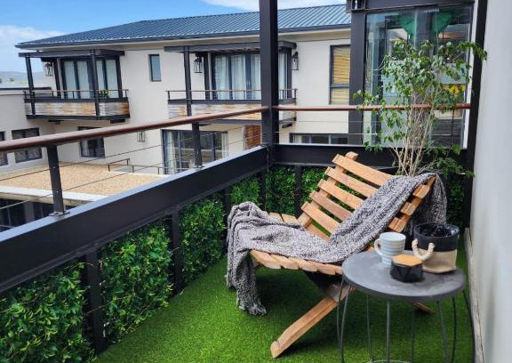 Knysna Central Apartamento | Grey on Gray the Gallery