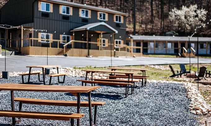 Waynesboro Apartamento | Grey Pine Lodge | Queen/Queen | BEST Location & Amenities!