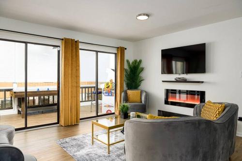 Winston - Salem Apartamento | Grey Sapphire Hideaway - 2BR 2BA w Arcade & Pool