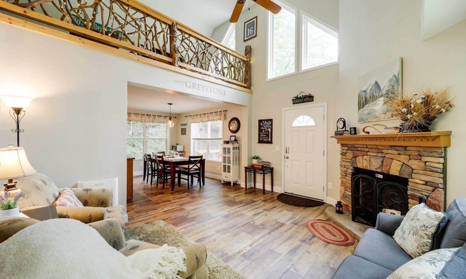 Elk Park Cabina | 'Greystone' Creekside Cabin: Hike, Fish & Explore!