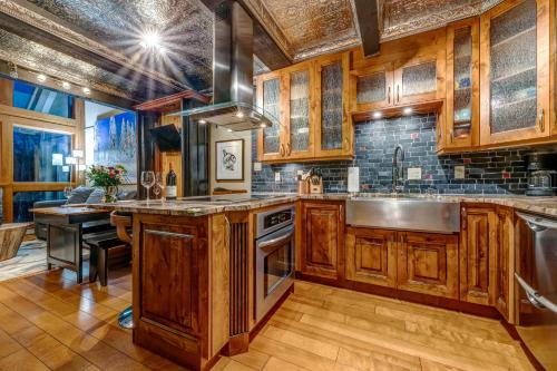 Upper Village Casa | Greystone Lodge 320 Ski-in Out