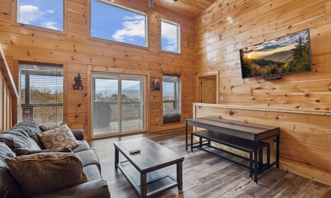 Chalet Village North Cabina | Grizzlies Den 4 Bedroom Cabin by RedAwning