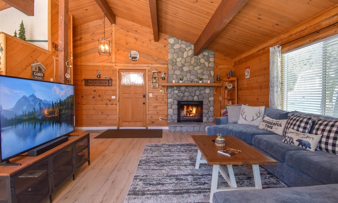 Green Valley Lake Cabina | Grizzly Cabin - Sledding, fire pit, BBQ, dog friendly!