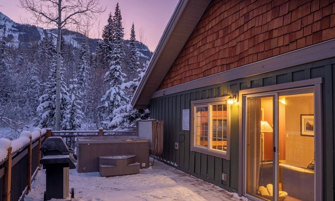 Golden Condominio | Grizzly Heights: 2-bedroom mountain condo with hot tub
