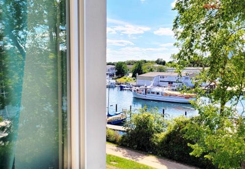 Neustadt in Holstein Apartamento | Große Ferienwohnung mit traumhaftem Hafenblick von "Momentic"