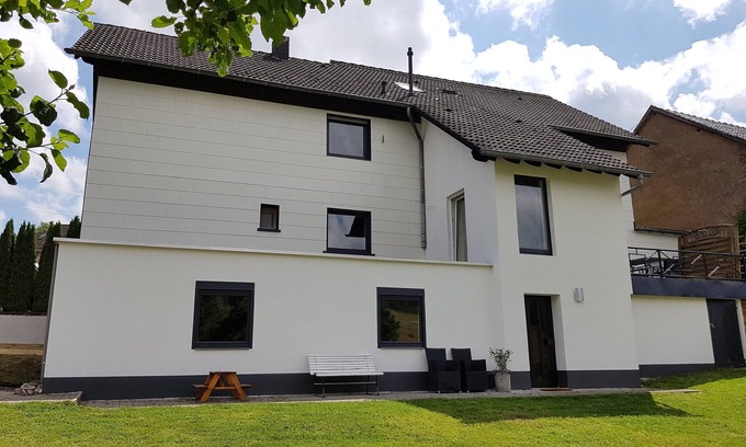 Gees Casa | Große,und Luxe Renovierte Wohnung mit Sauna/garten, Garage und Kinderspielplatz