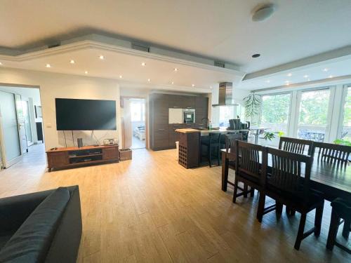 Schwarza Apartamento | Große & voll ausgestattete Apartments, Studios, Doppelzimmer, Workspace, Parkplatz, Netflix, Prime & schnelles Wifi in ruhiger Lage mit Garten