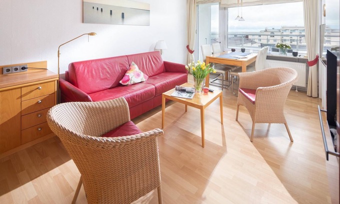 Norderney Apartamento | Großzügig Geschnittenen Balkon mit Schönem Holzbelag, mit 4 Bequemen Terrassenst