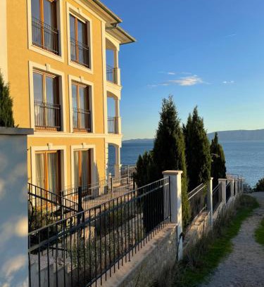 Povile Apartamento | Großzügiges Appartement direkt am Meer mit eigenem Pool - Povile Suites