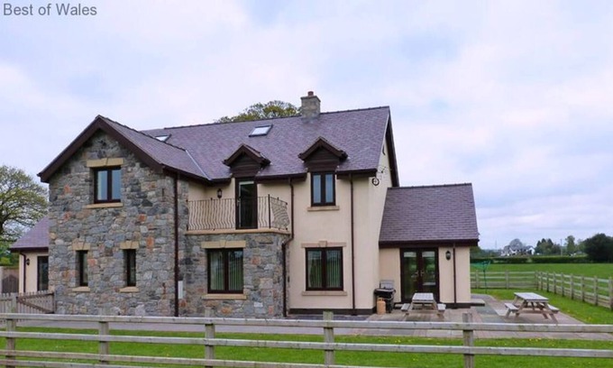 Holywell Casa | Alojamiento grande, sociable, cómodo y bien equipado para grupos de 14 personas en una granja moderna en