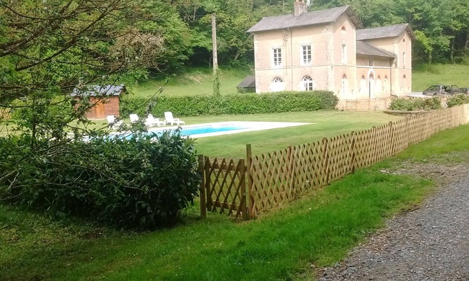 Mont-Saint-Jean Cabaña | La cabaña del novio es una casa de vacaciones aislada con piscina climatizada. Ideal para familias