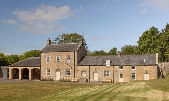 Morpeth Cabaña | GROOMS COTTAGE - An elegant dog friendly escape for two in the grounds of Netherwitton Hall, a histo