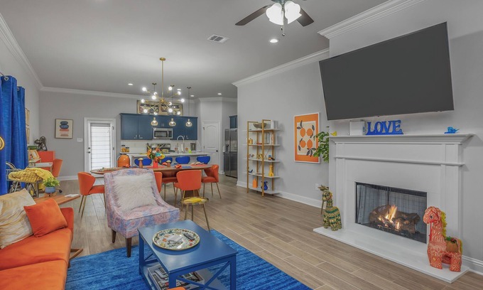 Shreveport Casa | Groovy, New & Modern! Tv in each room.