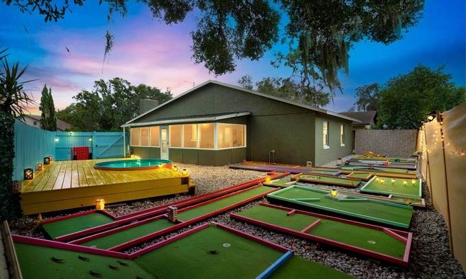 Jan Phyl Village Casa | Groovy Playhouse Getaway 4 bdrm near Legoland