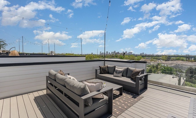 Katie Hill Neighborhood Cabaña | Groovy -rooftop Patio w/ Hot Tub -mins to Broadway