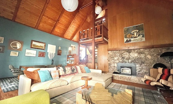 Cottonwood-Verde Village Cabina | Groovy Spacious Cabin 20mins from Sedona - with a Pool! @ That70sCabin